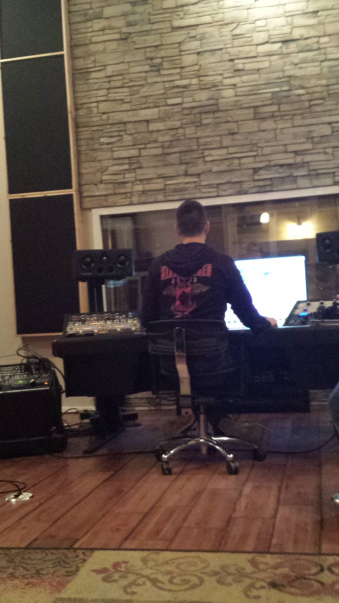 homewreckrband's tweet photo. Working on "What I can't forget" Chills are present people!  @AmpWax #getwreckd https://t.co/CiR9HKinS8