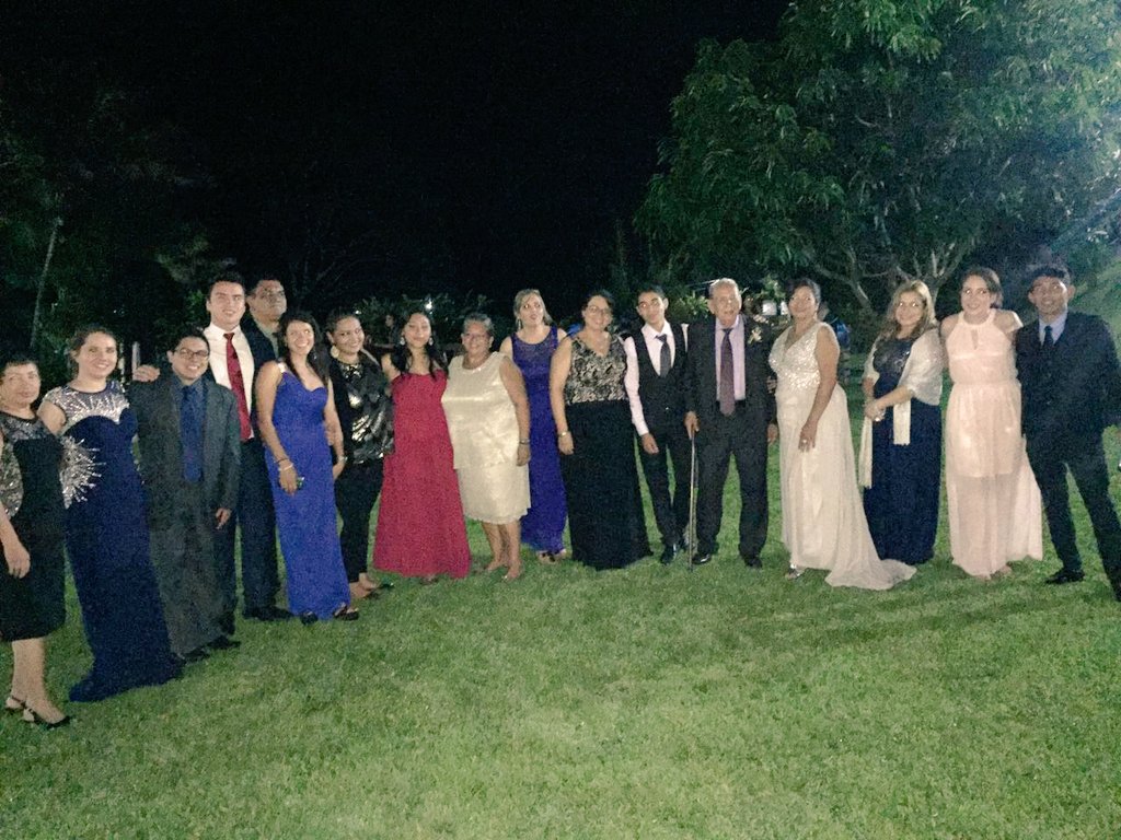 Suumartinez3's tweet photo. Best family ever ❤🙌
#weddingday #1Oct16 https://t.co/gc3ZeVDipK
