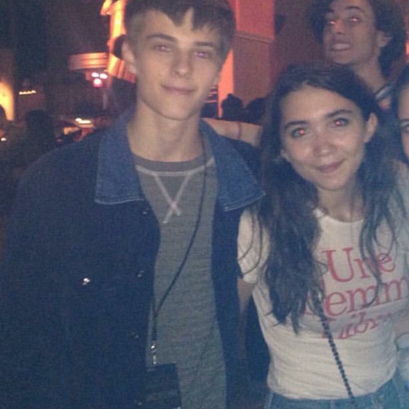 why does his hair look like a fucking bat.