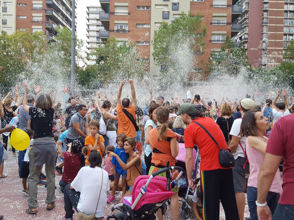 La #Guerradeconfeti ha estat un èxit! L'any vinent més! Gràcies <a href="/FMLesCorts/">Festa Major de les Corts</a>