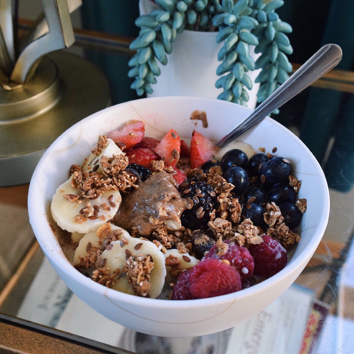 HealthyChoiices's tweet photo. Rolled oats topped with banana, blackberries, blueberries, raspberries, strawberries https://t.co/fznKKDIjxl