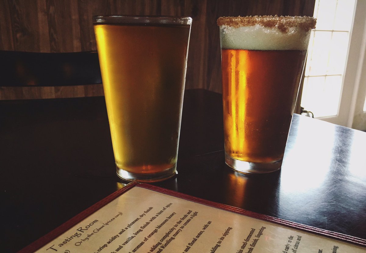 NFTastingRoom's tweet photo. Southampton Publick House #PumpkinAle 🎃 with a cinnamon sugar rim and McKenzie #HardCider 🍎@McKenzieBrew @SPH40 https://t.co/fW9ed5sEXc