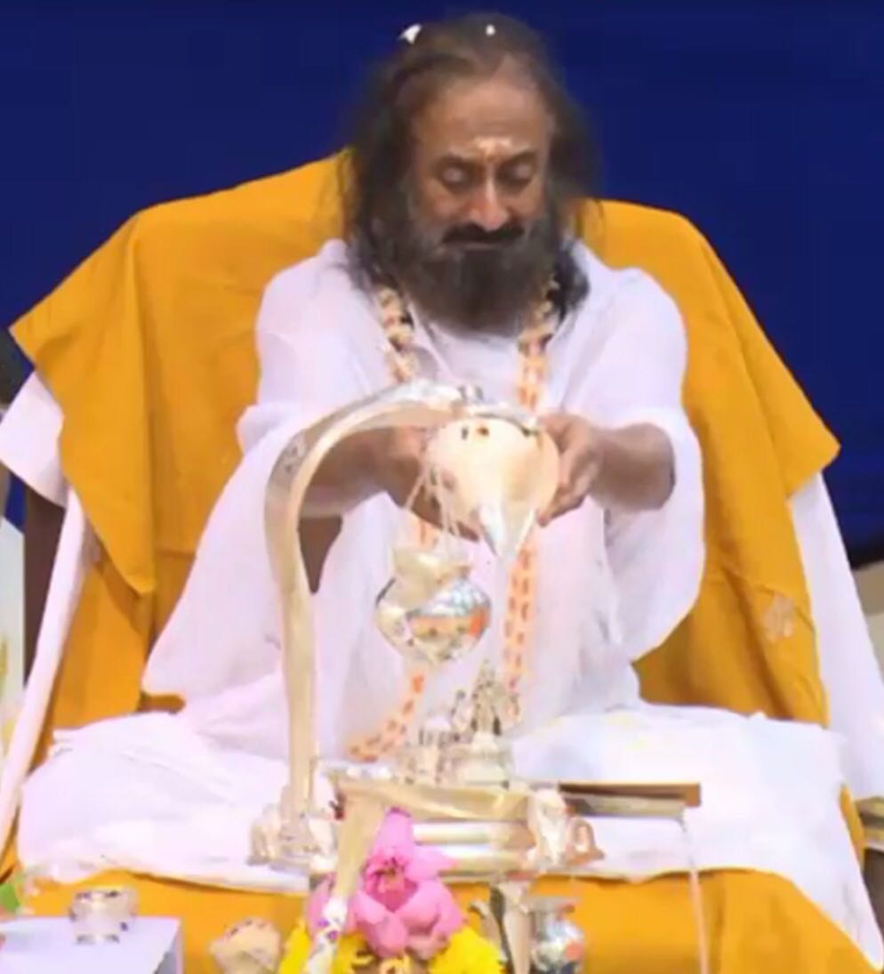 OfficeOfGurudev's tweet photo. Rudrabhishekam with Gurudev @SriSri on Day-1 of #Navratri2016 celebrations at @BangaloreAshram. https://t.co/U2jilyTk1b