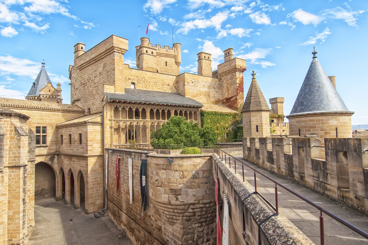 SitiosdeEspana's tweet photo. Castillo-Palacio de Olite (#Navarra), uno de los más bonitos y mejor conservados de España: https://t.co/I3NPCFMFNO https://t.co/rU6hdIH9SV