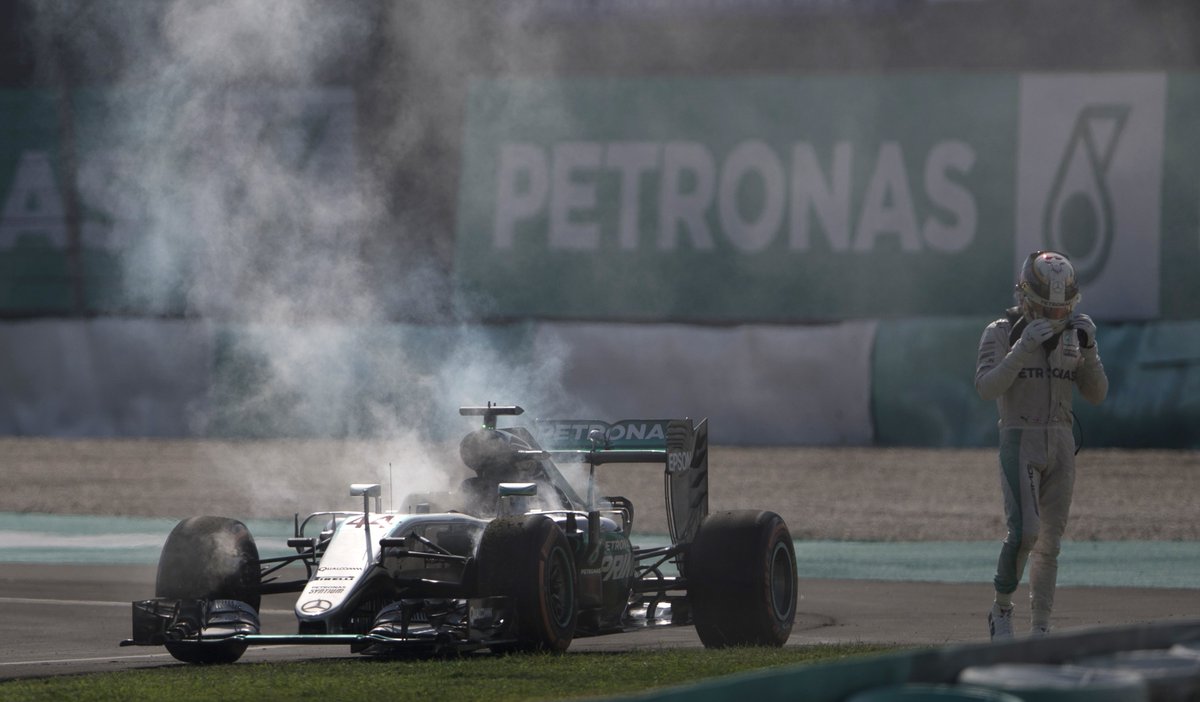 Hamilton diz que "força superior" está interferindo na luta por 3ª taça seguida glo.bo/2diN6Oy