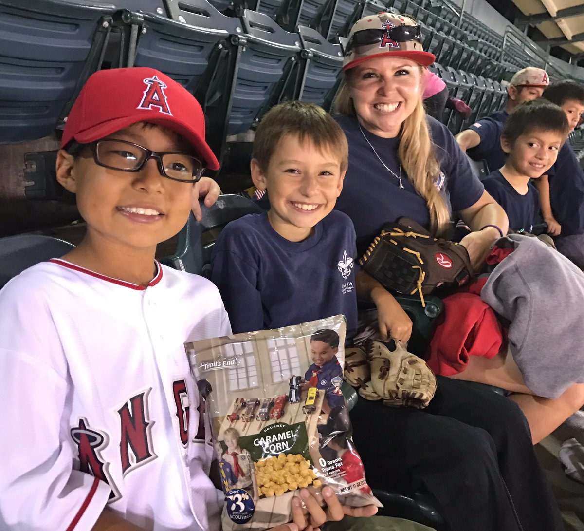 CCCMpack316's tweet photo. What better place than an @Angels baseball game to enjoy @trailsendsnacks! We had a great time at @OCBoyScouts Scout Night! https://t.co/OAEZWX1LIv