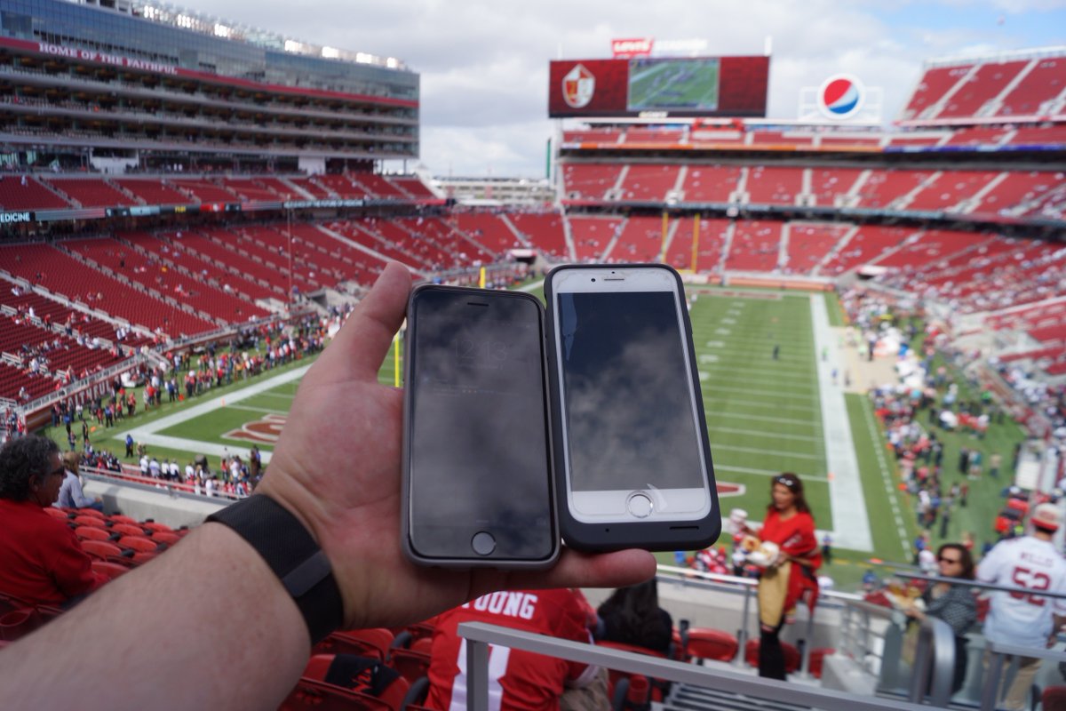 Media_Magic_'s tweet image. I got 2 phones! 1 for snapchat and twitter and 1 for Facebook and insta... #TwoPhones #SocialMedia #DALvsSF