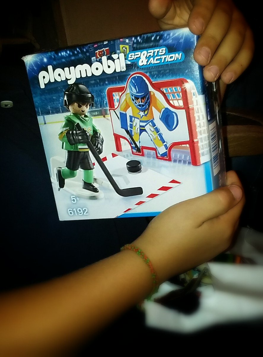 PapierBulle2's tweet photo. Que reçoit un #LittleDuc en cadeau... un @playmobil #Hockey #HockeyFamily 👌👍 https://t.co/xsXOvHZrXm