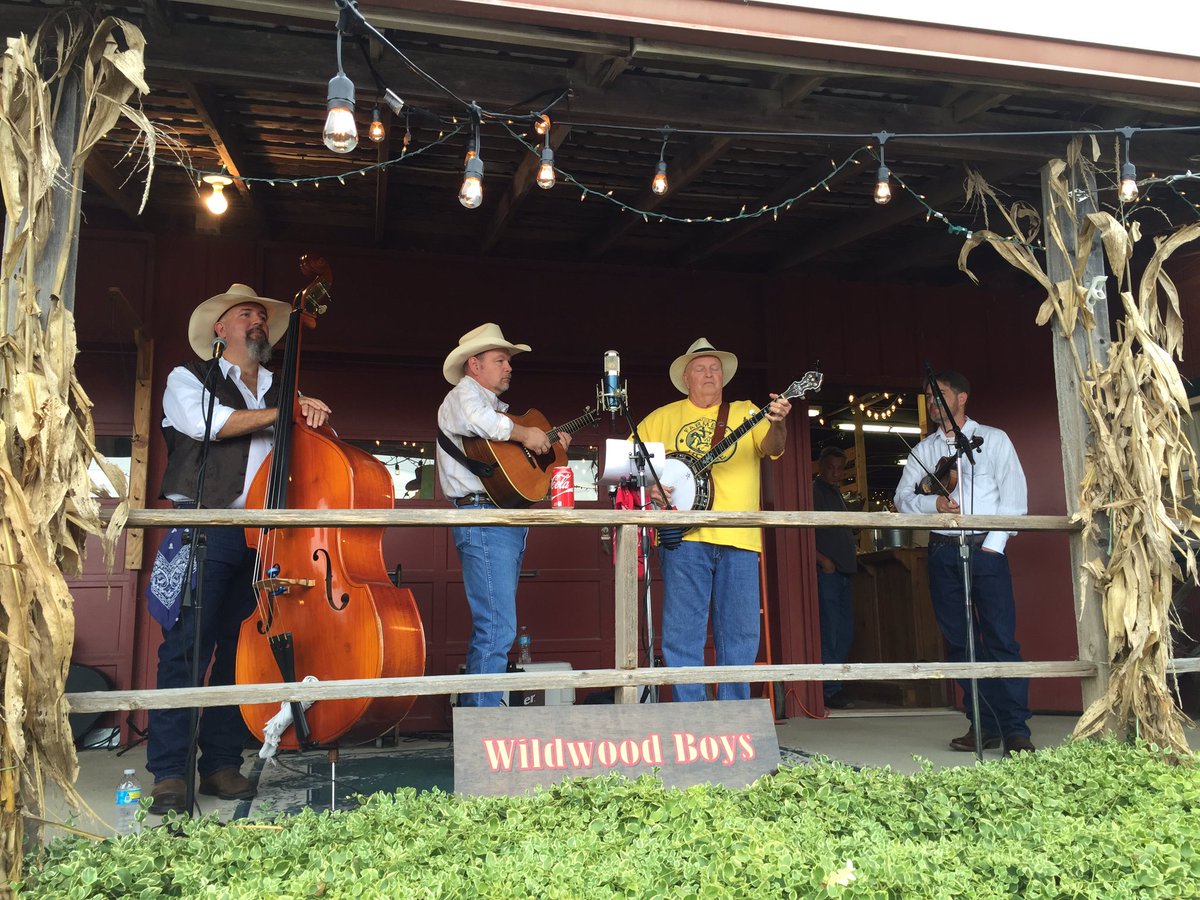 kcfoodadventure's tweet photo. Ribs, dips and bluegrass @ Farmers House in Weston #kc #fall #bbq #music https://t.co/obzKdbySzD