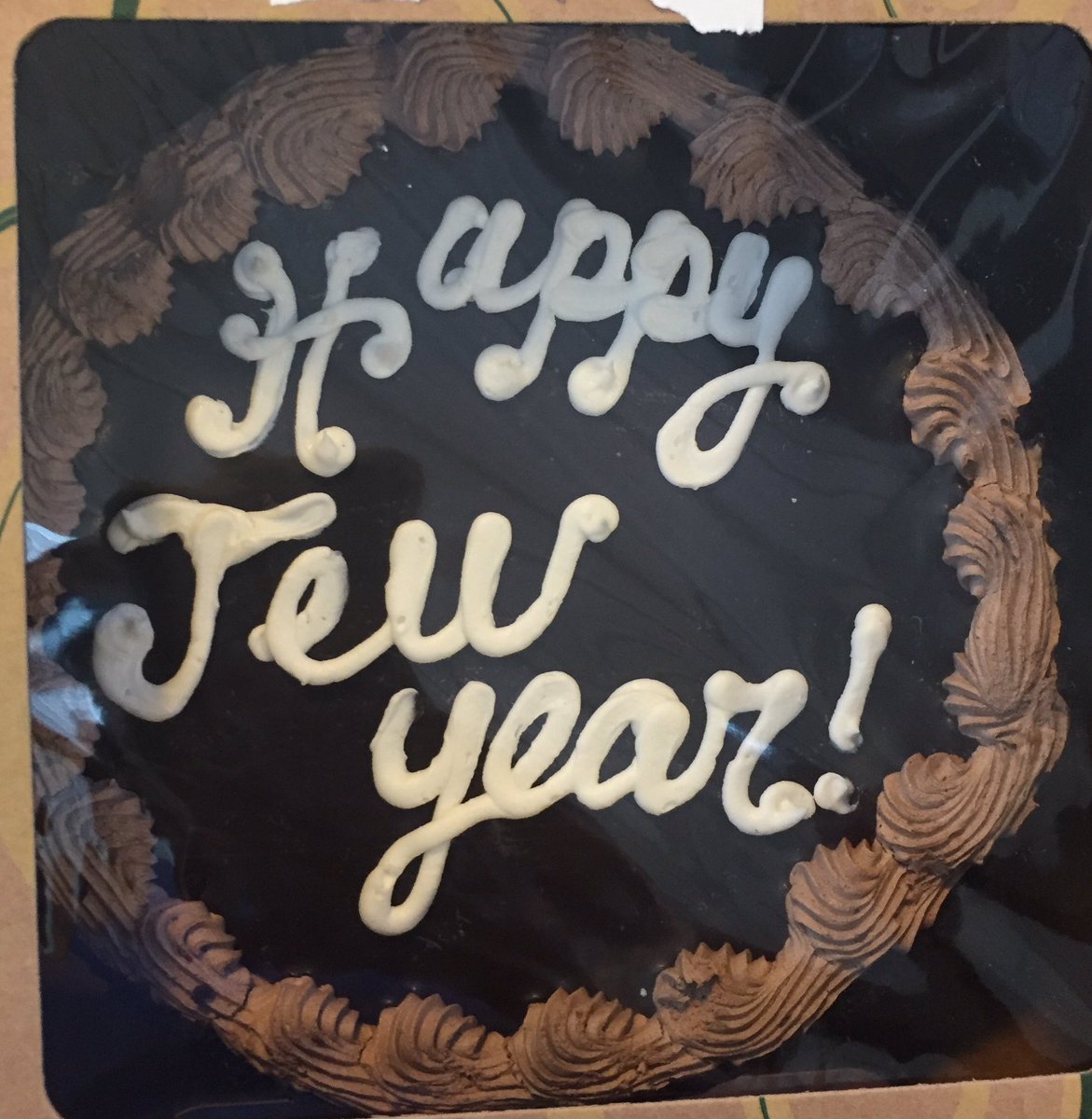 dt007's tweet photo. Woman @TheFreshMarket bakery looked at me like I was 2 months early when asked her 2 write Happy New Year on cake.
#ShanaTova
#itsAJewThing https://t.co/ZS6ZWqf27Z