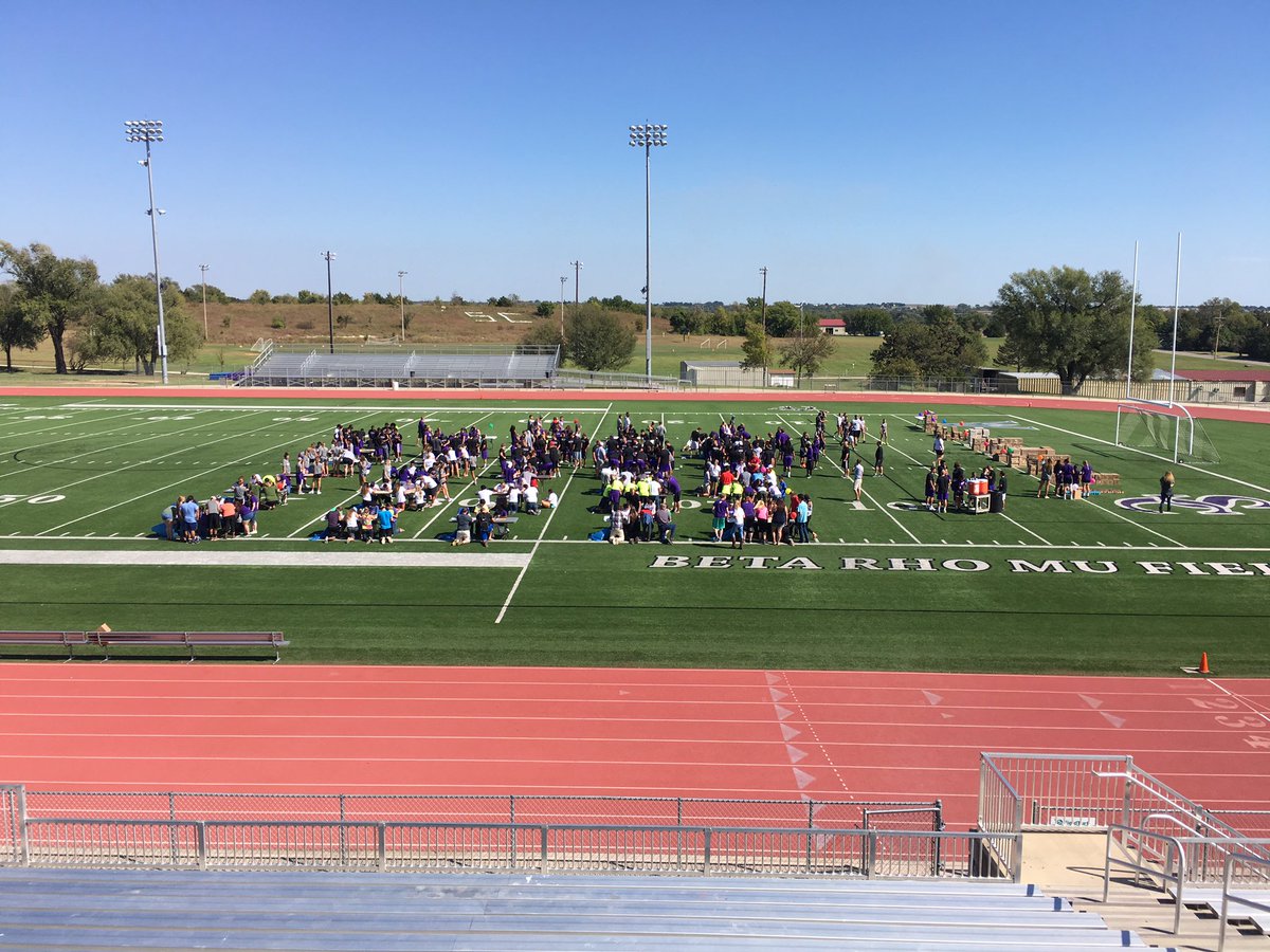 Buildertennis's tweet photo. Being a Builder means being dedicated to things that are bigger than yourself! Homecoming Service Project 2016! #BuildersinService https://t.co/2QtmjzbunR