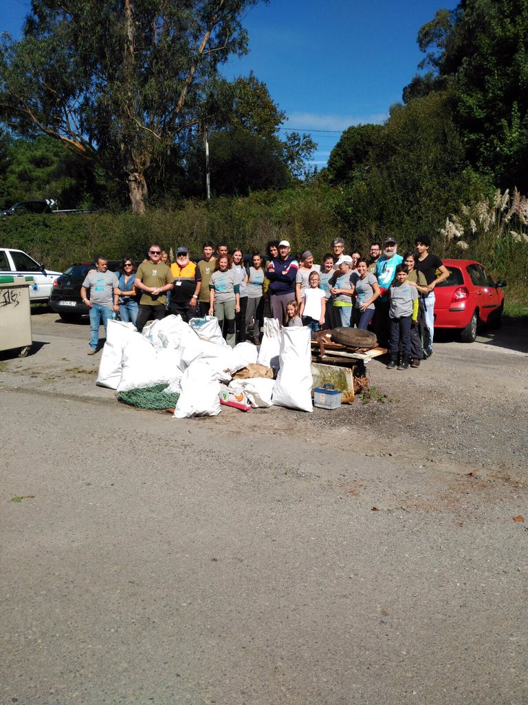 ConcelloCambre's tweet photo. Os voluntarios limpan o Mero no #Proxectoríos https://t.co/kugKokklCJ