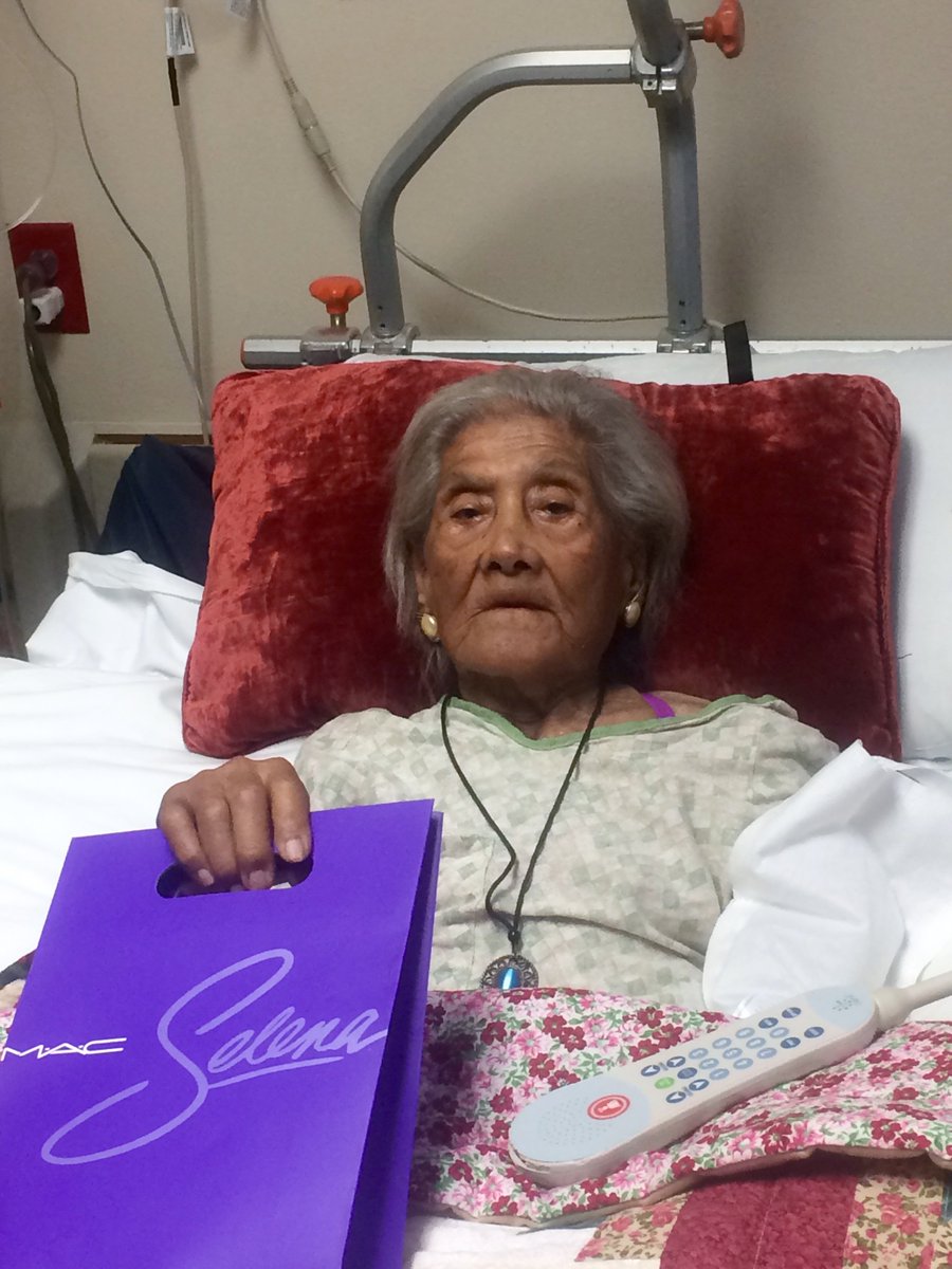 Oggrl2000's tweet photo. @MacSelena
My 92 yr old Abuela Santos Gonzalez loved her new lipstick "Como La Flor" 💄 https://t.co/pNSEAnMDCD