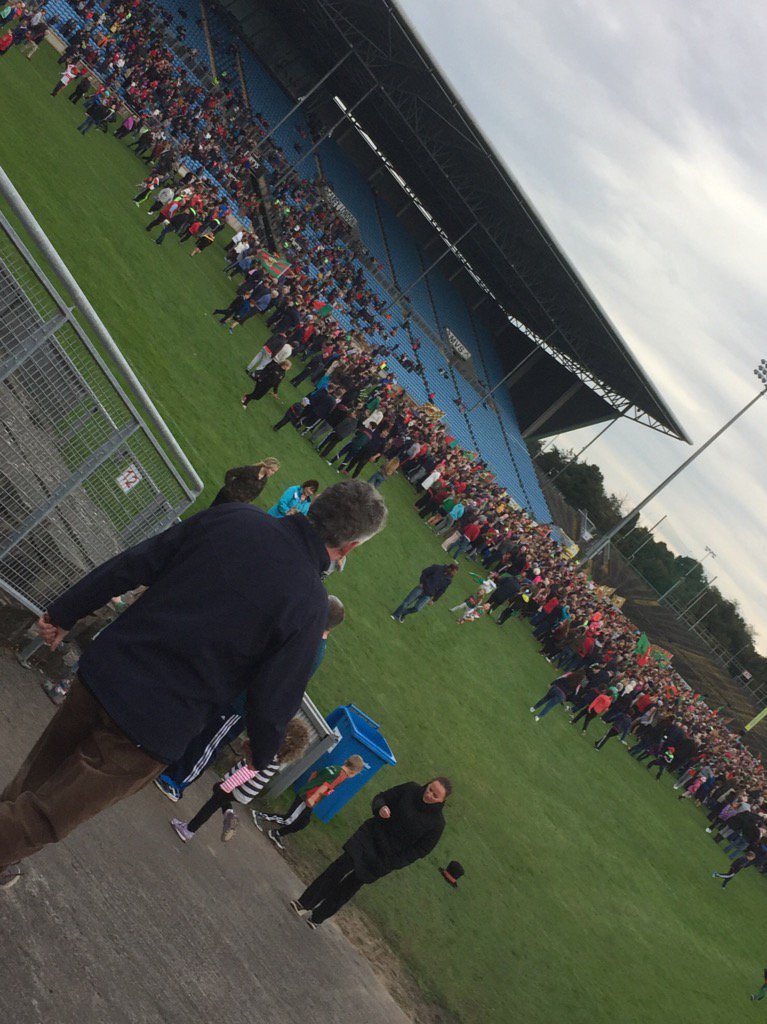 jimmyjack26's tweet photo. Great crowd out to welcome @MayoGAA team home. What would we be like if we won #mayogaa #DreamsCanComeThrough https://t.co/NdtifzwbSZ