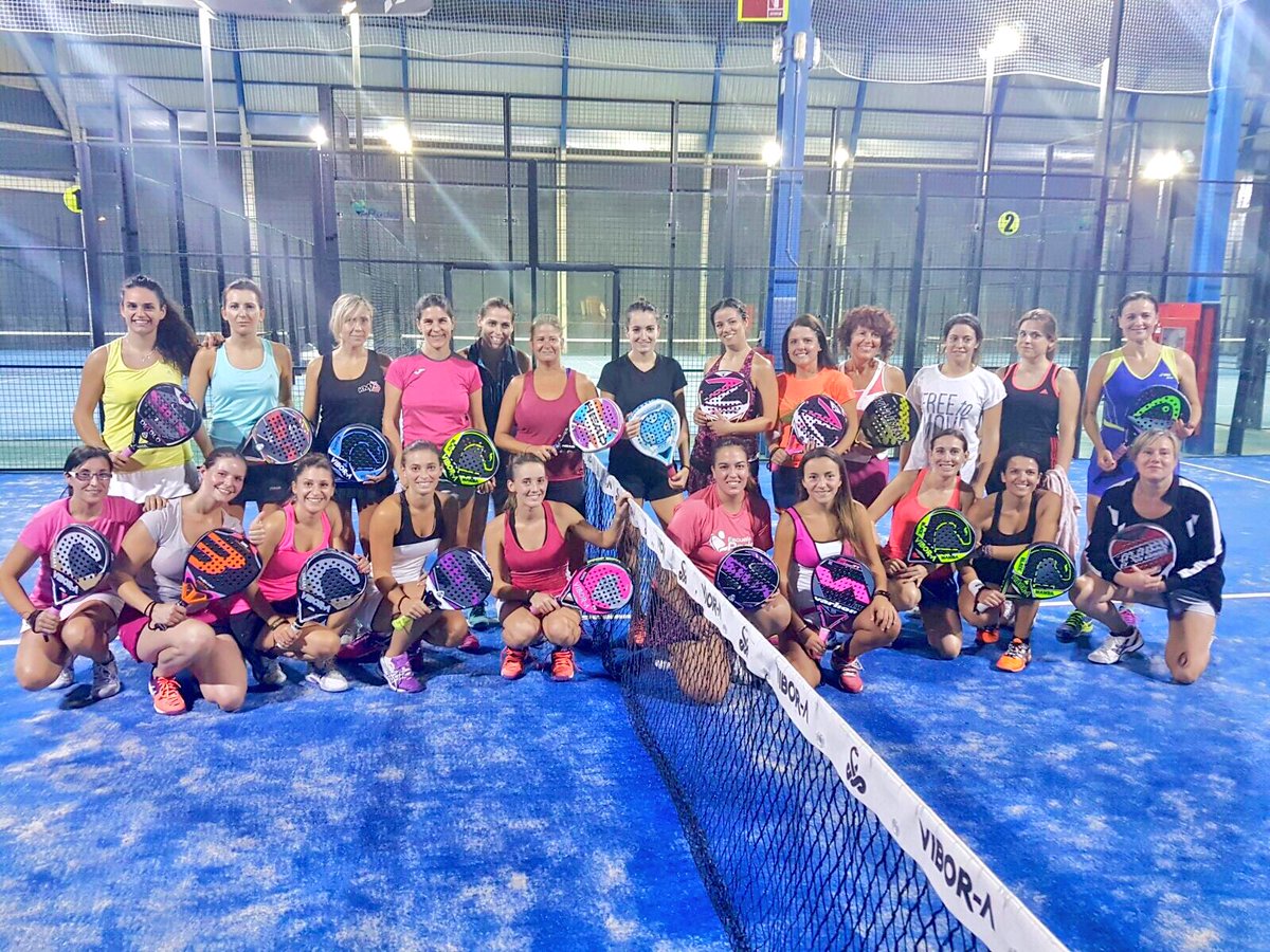 EscuelaPadelAb's tweet photo. Ambiente inmejorable en nuestro Round Robin Femenino ¡gracias chicas! #somosEPA #padel https://t.co/vERupyKPgj