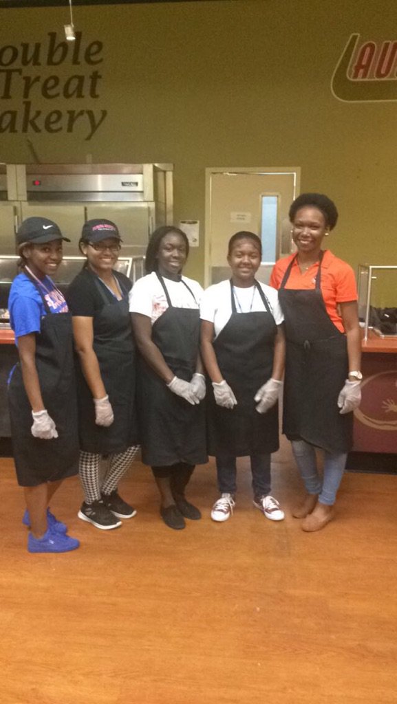 science_fmu's tweet photo. FMU Science Club serving with Bahamian Connection at Midnight Breakfast! https://t.co/MLLmMBKv53