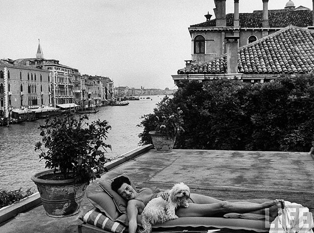 friseuringo's tweet photo. #PeggyGuggenheim acquista a #Venezia nel 1949 #PalazzoVenierDeiLeoni
Palazzo,progettato nel 1749 da #LorenzoBoschetti,rimasto incompleto. https://t.co/cfGoIyBE4h