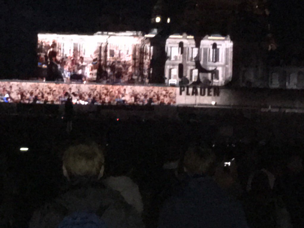 BaehnerAndrea's tweet photo. #TsDE Gänsehaut/Lightshow https://t.co/RBKz1CR6bP