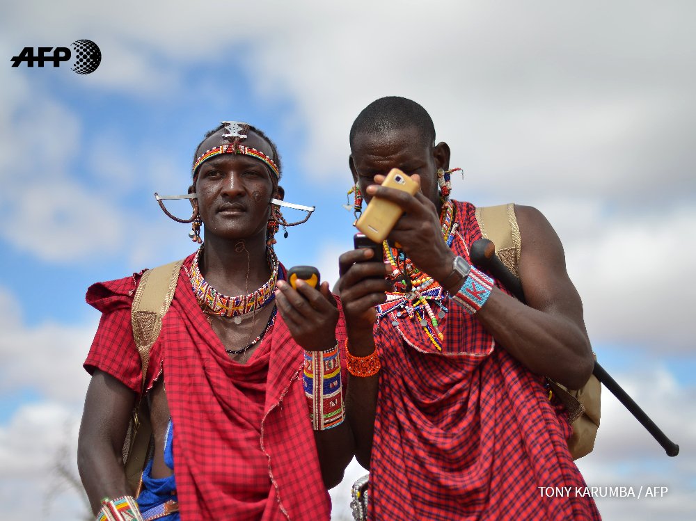 afpfr's tweet photo. Kenya: des Masaï deviennent "gardiens de lions" et troquent leur lance pour un GPS https://t.co/j2MBGPr3N1 par @AFP_Afrique #AFP https://t.co/zSWQjrFmud