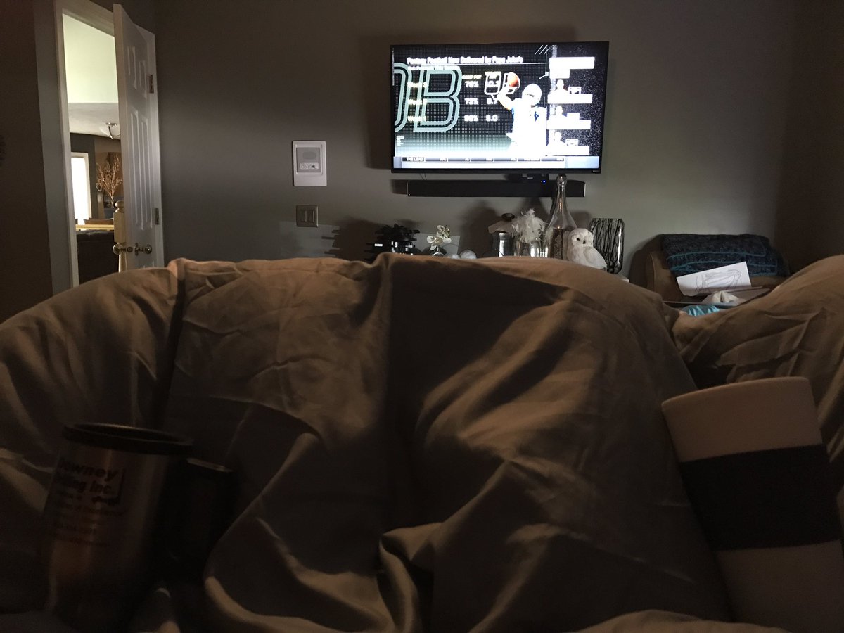 cubs83's tweet photo. @JenniCraft #Fantasyprep in bed. @NFLfantasy @ESPNFFNow https://t.co/rwiIuwYJGN