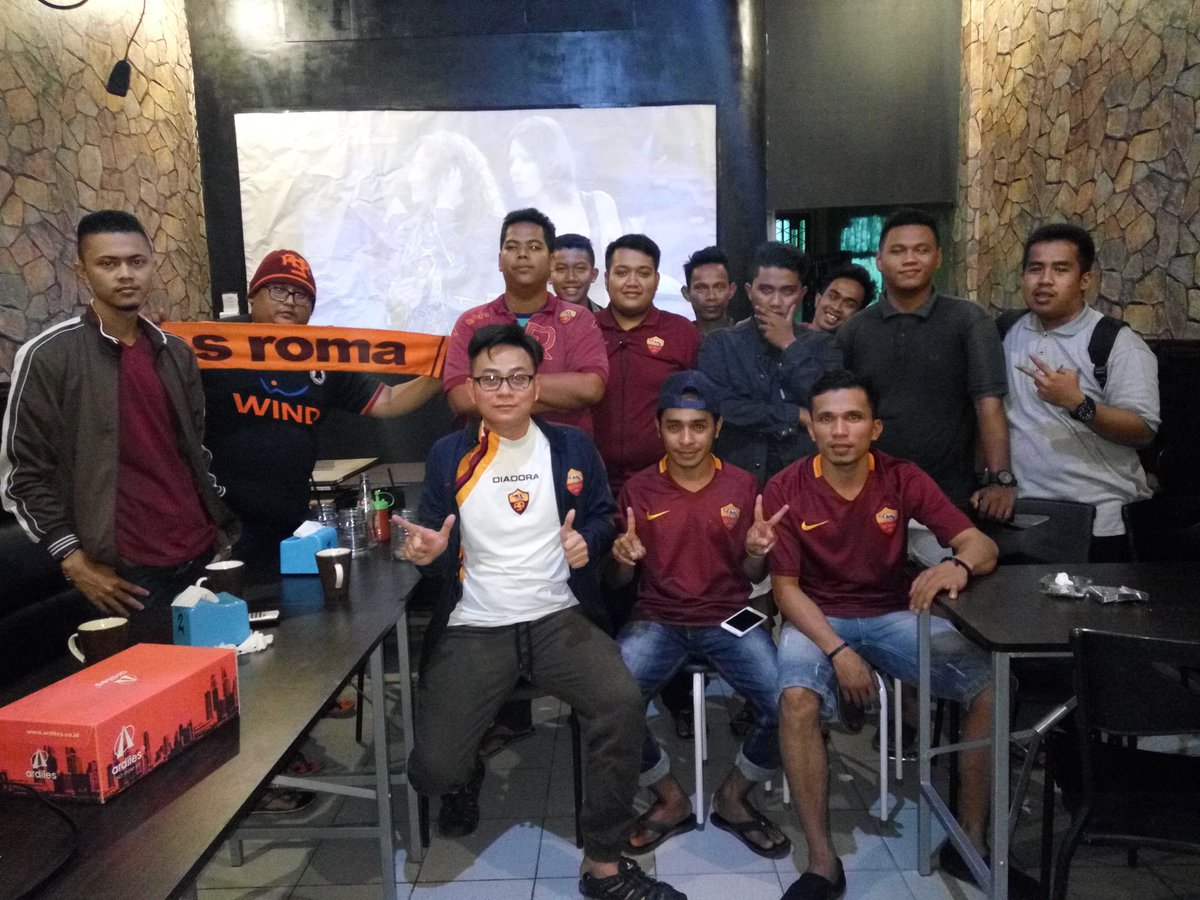 RciPost's tweet photo. NOBAR RCI DUMAI 
AS ROMA (2)-(1) INTERNAZIONALE
#Forza Roma
#magicalaroma
#graziroma https://t.co/ZjEel923Qv