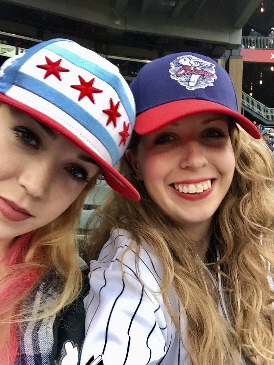 EyeintheChi's tweet photo. #SoxSocial lounge is a popular place today - don't forget your VIPS #weatherprooffans #soxweekend #closingday #gosox886 https://t.co/xNZbnoOXNv