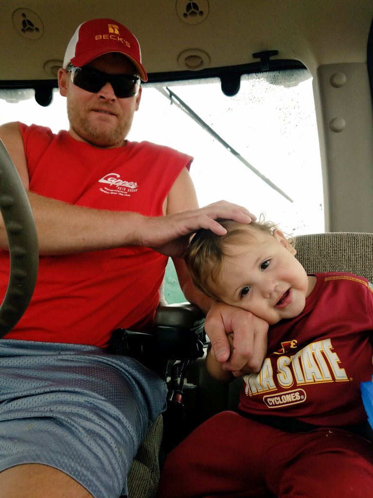 LatinaFarmerUSA's tweet photo. Musings of a great October afternoon π #Familyfarm #Harvest16 #HotAppleCider #Football #FieldLunch #Farmers #Iowa #Cyclones https://t.co/Yt6ZgAFkyn
