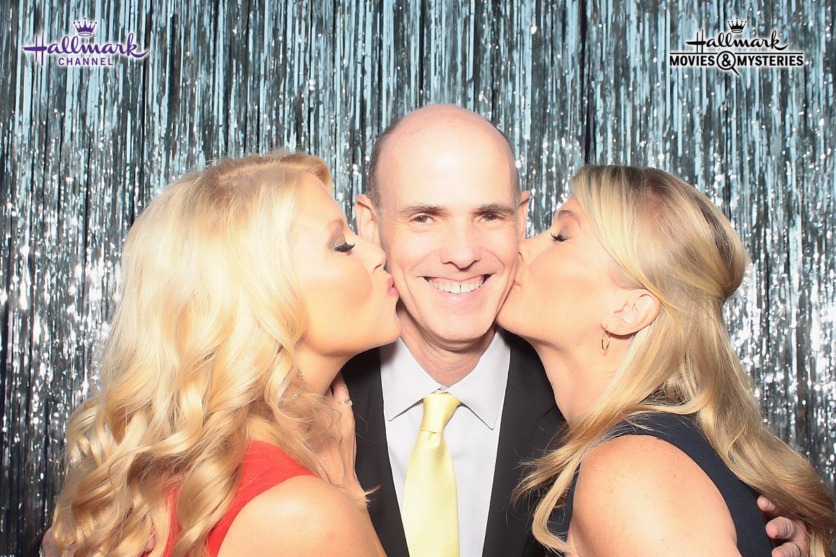 BarbaraNiven's tweet photo. It all starts with @billabbottHC, the Head &amp; Heart of @hallmarkchannel &amp; @hallmarkmovie. @Ali_Sweeney &amp; I love you Bill! #ChesapeakeShores https://t.co/ZiIMGB4hc5