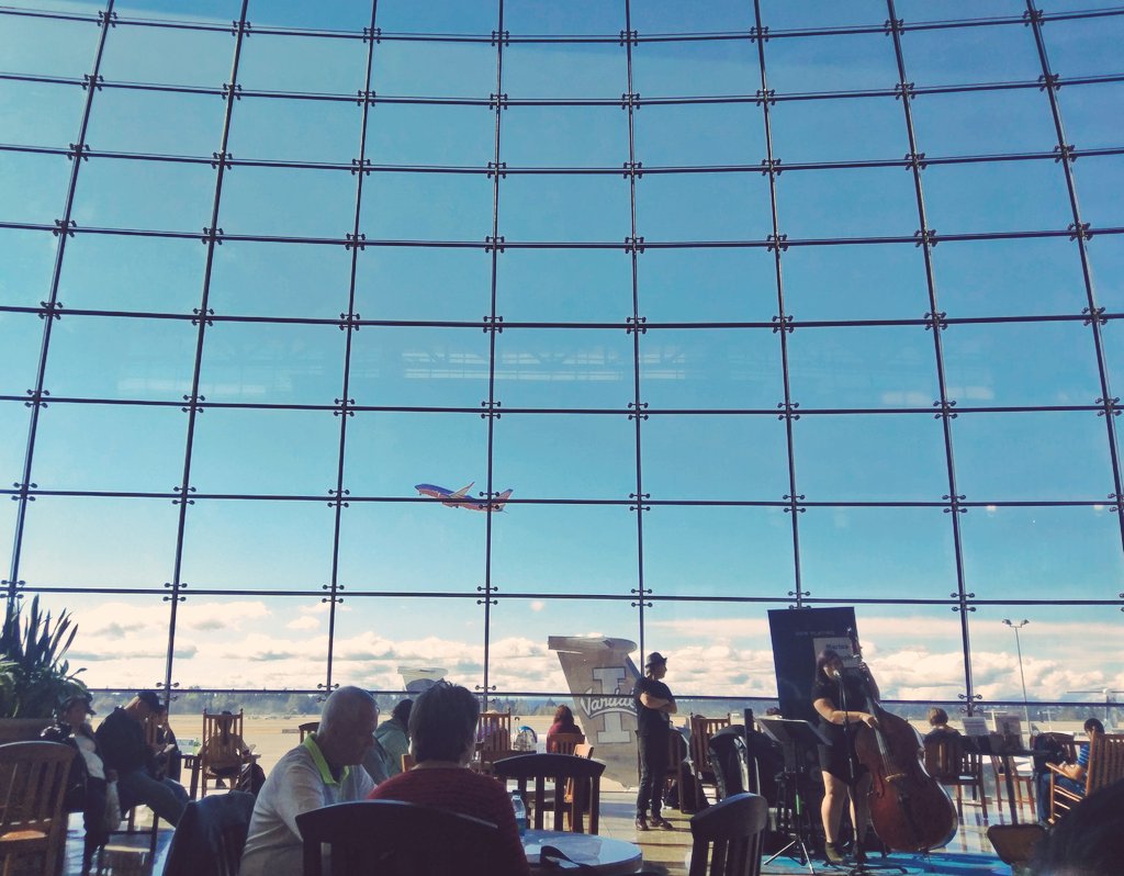 knelson92's tweet image. One last @Starbucks stop while waiting for our planes home @IldikoVancsa @Delta @AirCanada #icedgreentea #lemonbread