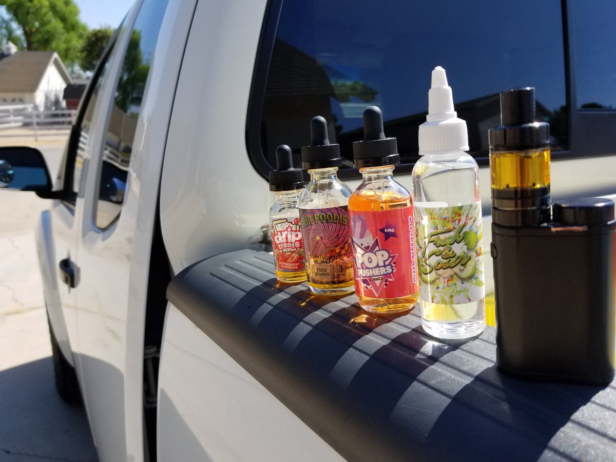 jondanielsc's tweet photo. Vape life!!! My hobby is vaping but soon my buddy is gonna teach me lobster diving https://t.co/fiB1ujU5Ln