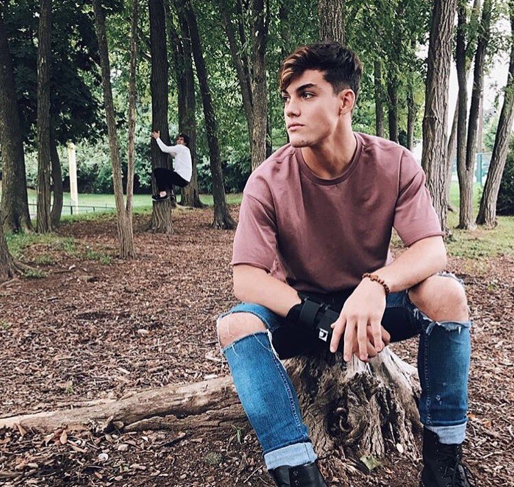megan_cowan13's tweet photo. "Of you're ever lost ..... hug a tree" @EthanDolan @Megan_nolan14 😂😂😂 #saveethandolan https://t.co/2fjmIWVTSl