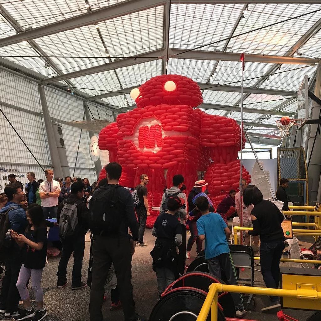 XyzAidan's tweet image. Big balloon makey @airigami #wmf2016