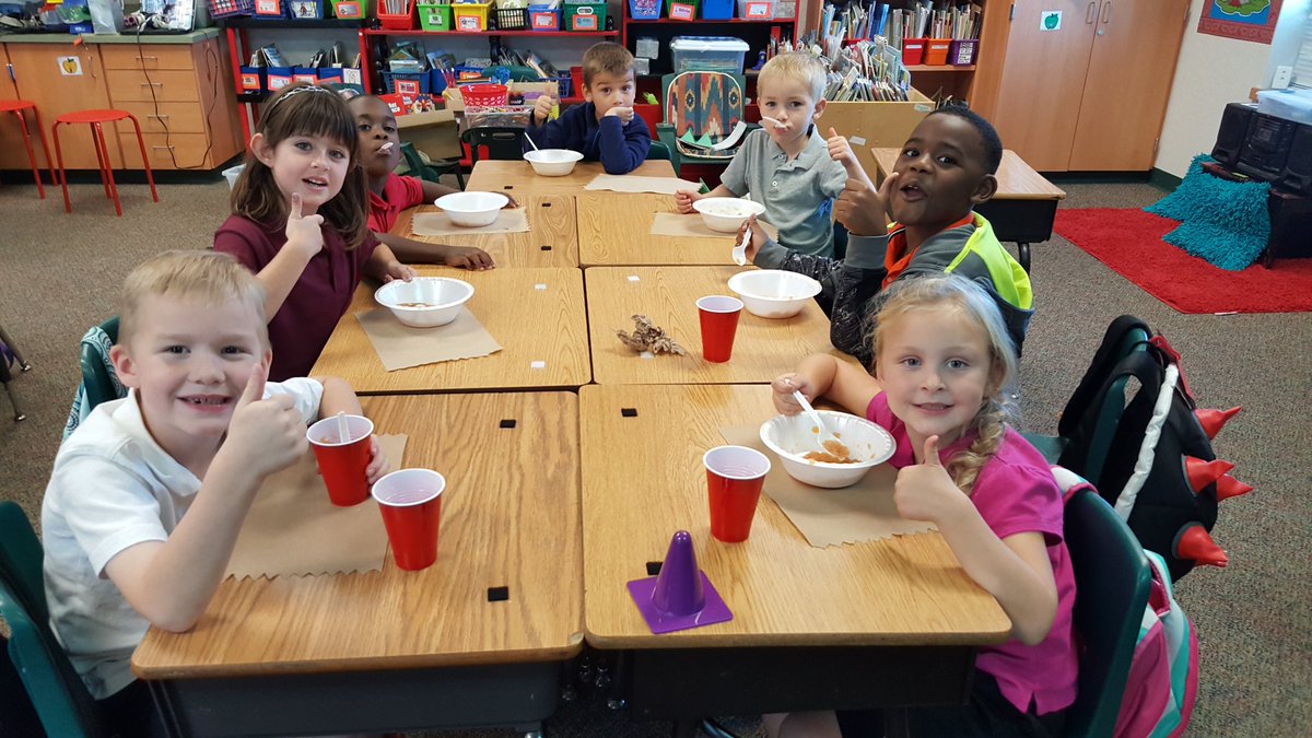 Loving1stGrade's tweet photo. @TeamToneyFISD #LovingFirstGrade loves apple matter https://t.co/K4DY2o5CSi