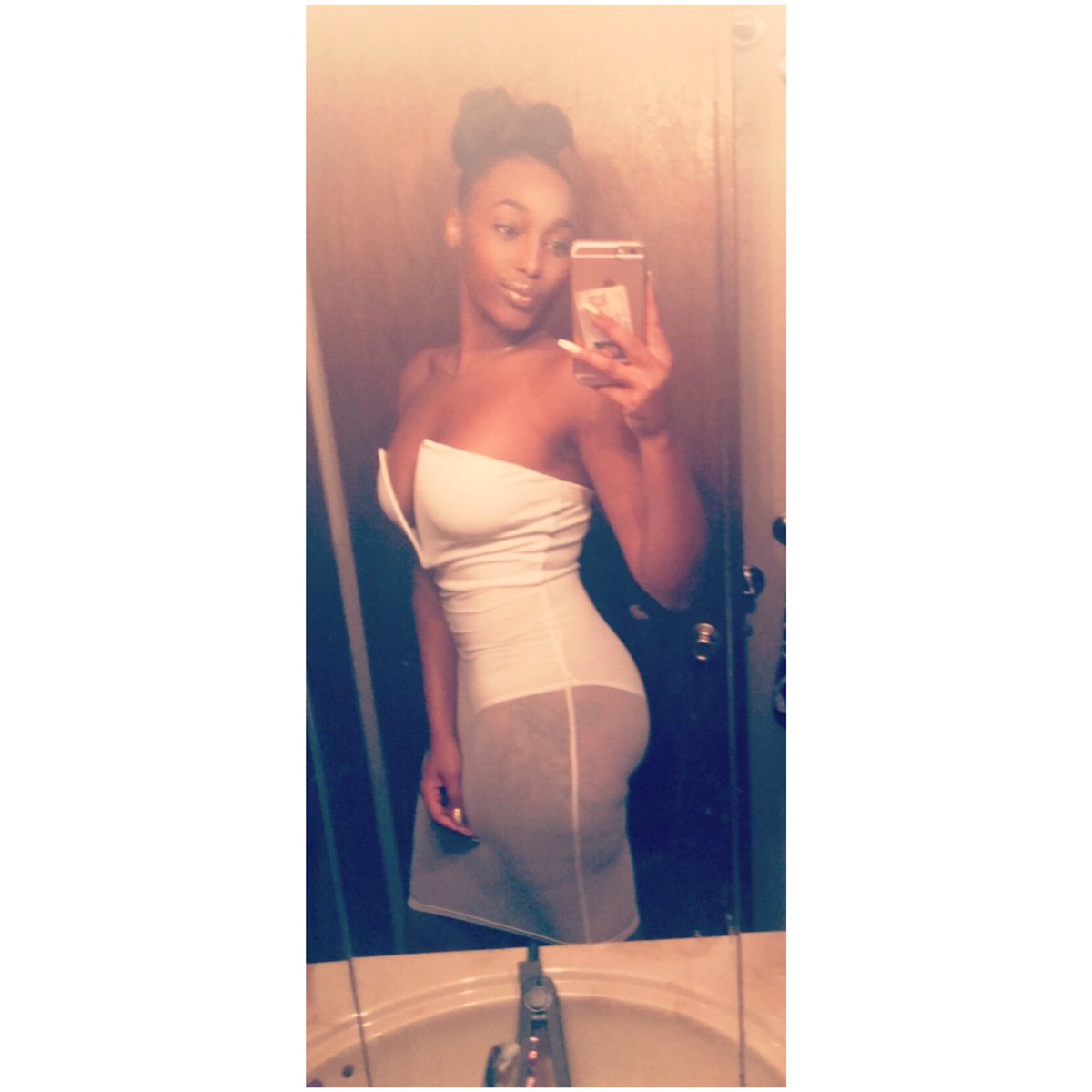 beautifuljenk's tweet photo. I mean I guess we can say 23 looks good on me. HAPPY BIRTHDAY TO ME!!! 😱😱😍💋Beautiful    #themostdecentpicture 🙄🙄 https://t.co/LKULvnDjAa