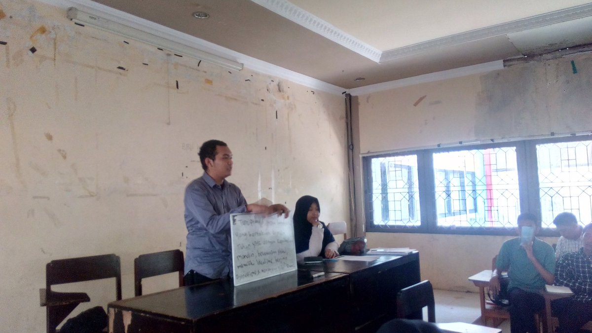 himahi's tweet photo. #NowHappening
Diskusi ke-HIMAHI-an difasilitatori oleh Zulmi Zuliansyah diruang B LEMA FISIP UNHAS
#INTRO2016 https://t.co/duweuLs99K