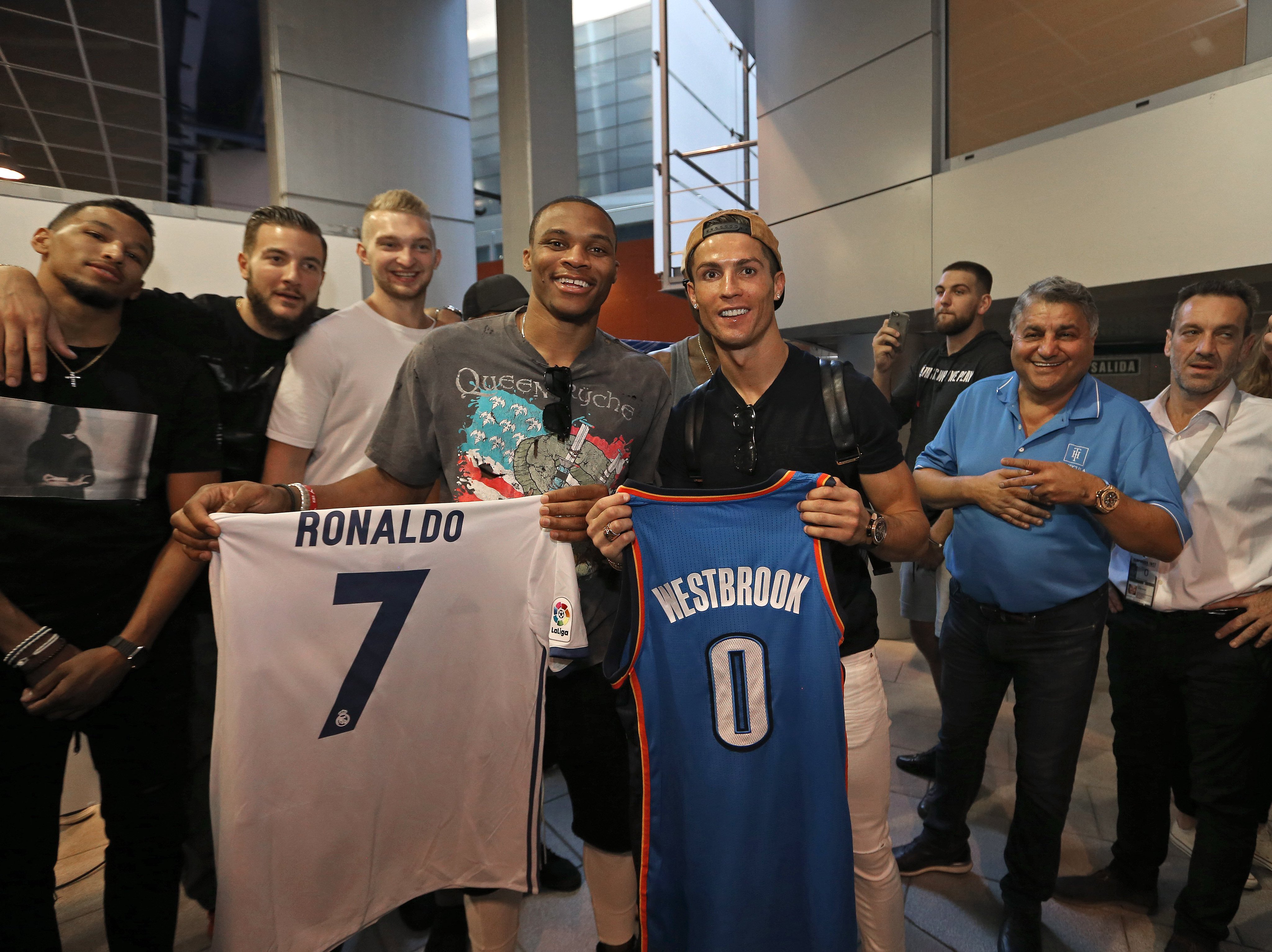 Nba Japan レアル マドリード サッカー の試合を観戦したサンダーの面々がクリスティアーノ ロナウドと記念撮影 サンダーとレアル バスケ のプレシーズンゲームは日本時間明朝3 30ティップオフ Nbaglobalgames T Co Am0ejvc5ol Twitter