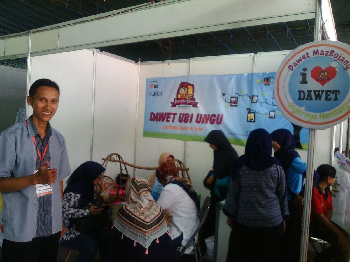 mazBujang's tweet photo. Salam hangat @kotasolo_fp dr kami dawet ubi ungu #mazBujang di Letjen Sutoyo 91. @soloinfoID @KulinerSolo_ https://t.co/XGW67iqkm4