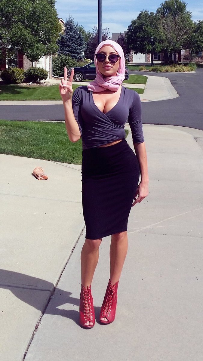 فتاة تستعرض جسدها في ملابس داخلية