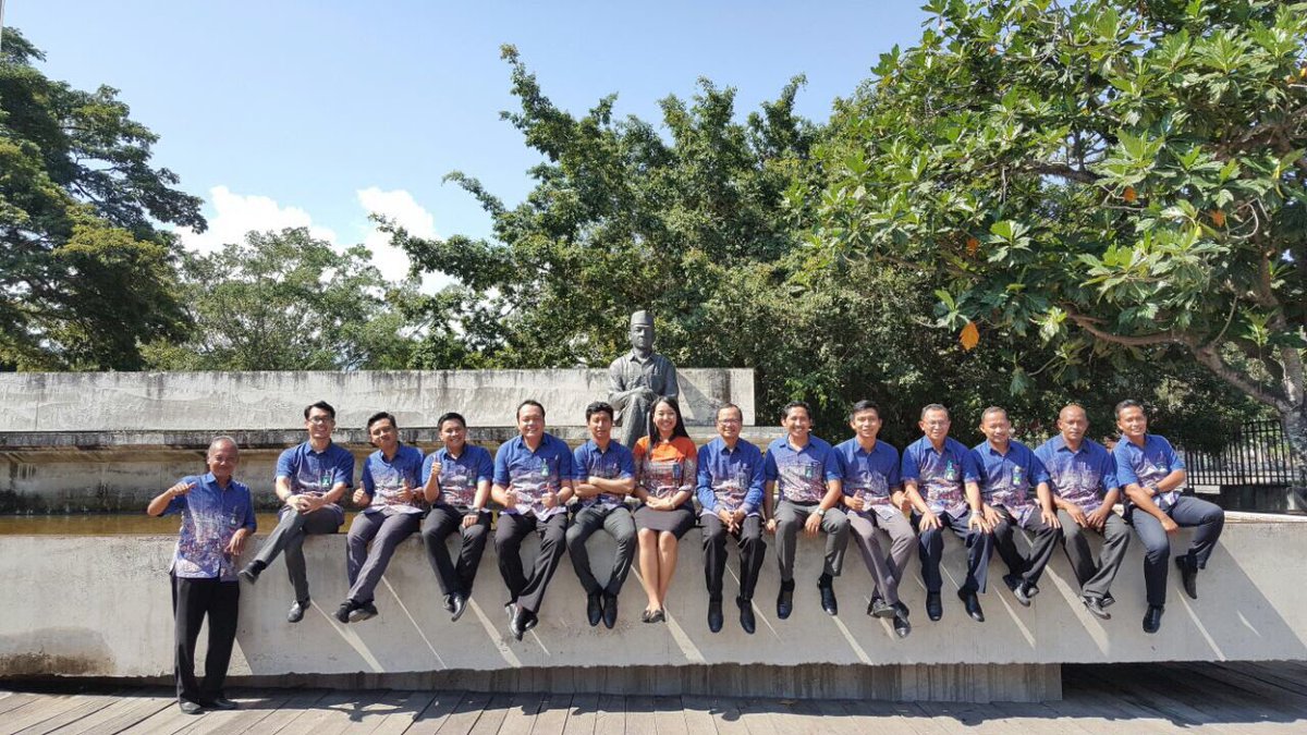 Komangcintya's tweet photo. Di Kota kelahiran Pancasila,Ende kami mnggunakan batik krn mncintai warisan budaya Indonesia &amp; bangga BRIndonesia @kontakBRI #BRICintaBatik https://t.co/DQQHtPfzul