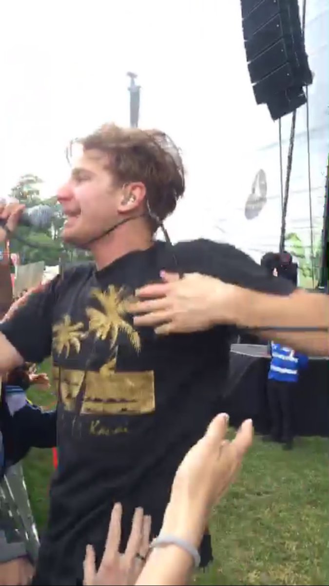 FranDoran1's tweet photo. Just found out @GlassAnimals is sold out in Dublin this monthπ here me two years ago front row in marly park. #someonegetmetickets #helpfran https://t.co/aGfIEXJBRq