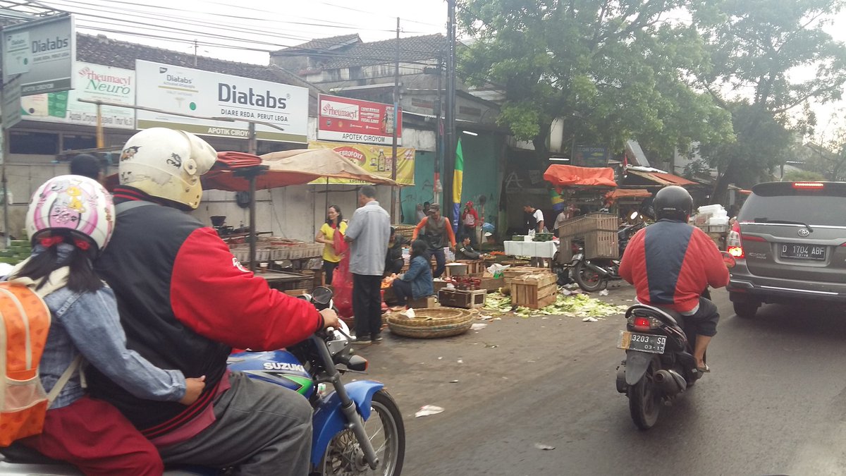 Sammyiqbar's tweet photo. Kang @ridwankamil punten kegiatan pasar pinggir jln di CRYM nu kedahna jam6 tos rengse,dugi tabuh 6.40 masih rame,karunya kanu angkt skola https://t.co/Shxs1FyFSI