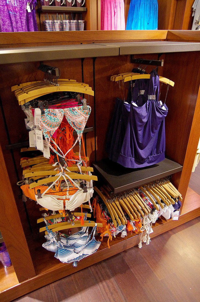 ヒロ בטוויטר アウラニホテルのお土産屋 カレパストア ディズニーとハワイを感じるグッズがたっぷり 水着もしっかり用意されてます メンズのちょっと落ち着いたアパレルもありますよ Mnaul