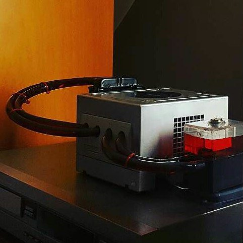 ModMyMods's tweet image. This @NintendoAmerica #Gamecube is now a #PiCube by @uergh looking all warm and cozy at a cooool 38°C ,while running #PSX ;)