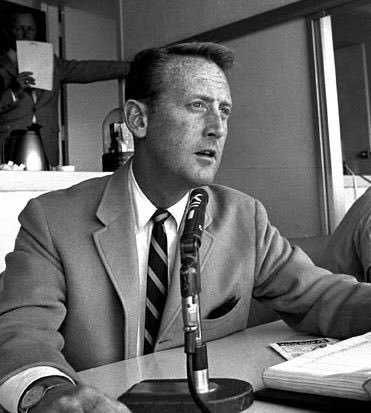 Vin Scully class act - in the 9th inning of his last game after 67 years: "Don't cry because it's over, smile because it happened"