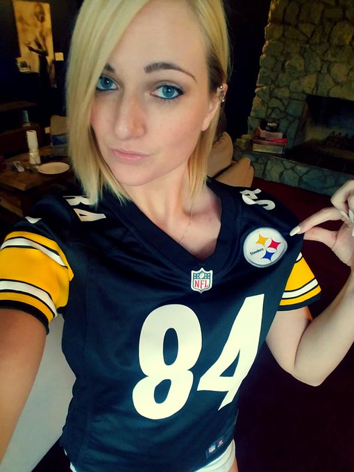 Watching football and eating wings with the bestie @PeachyKeenWit #GoSteelers #SteelersNation #FootballSunday<a href="/tag/footballsunday"class="tags"><span>#footballsunday</span></a><a href="/tag/steelersnation"class="tags"><span>#steelersnation</span></a><a href="/tag/gosteelers"class="tags"><span>#gosteelers</span></a>