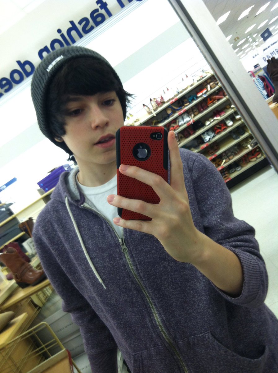 itsSamCollins's tweet image. my first hair cut, first year on testosterone &amp;amp; now three years on testosterone