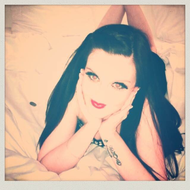 LauraDevon2's tweet image. So to everyone who wanted to talk to this girl thinking it was me I'm sorry FOLLOW @rainbow_smile_x and talk to her