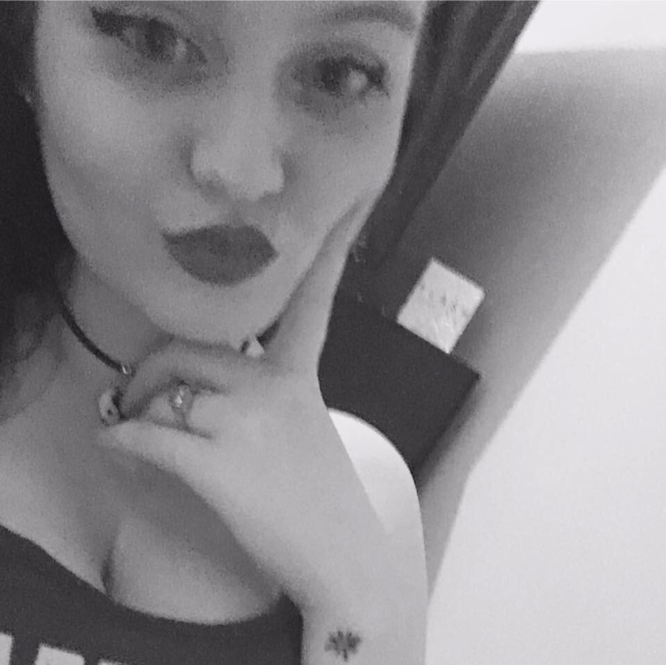 LauraDevon2's tweet image. I used her pictures 2 get followers becos I don't feel secure in myself. Please do da right thing peeps ad follow her @rainbow_smile_x