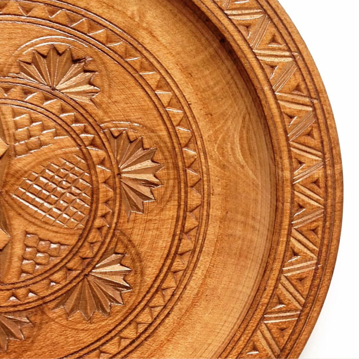colorfully_chic's tweet photo. This beautiful hand carved plate and other one of a kind Italian treasures, available on the website today! https://t.co/GCOcIXWZ26 https://t.co/fvCfbkFM6l