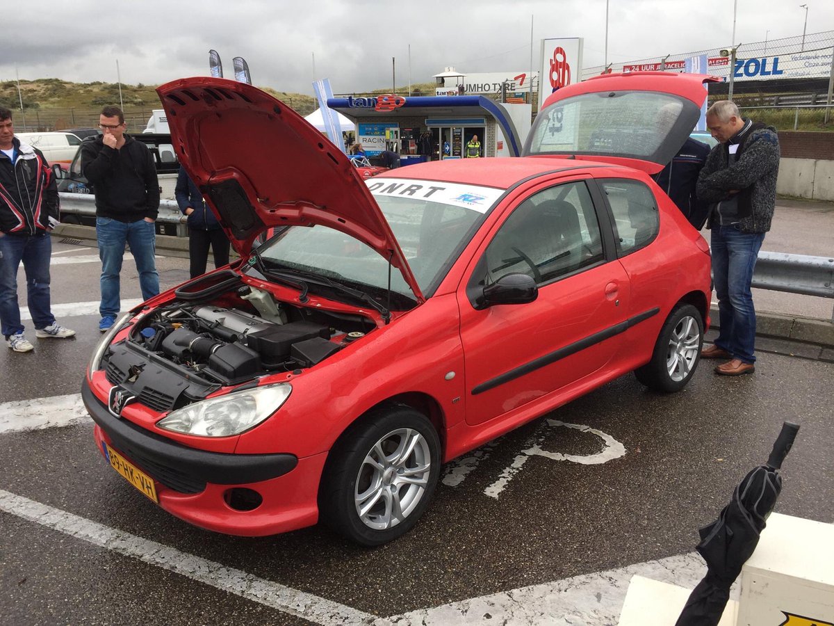 De 206 GTi Cup was dit weekend aanwezig bij het laatste DNRT evenement op Circuit Park Zandvoort, en het was constant druk rondom de 206jes!